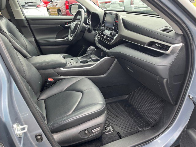 Used 2022 Toyota Highlander XLE FWD image 23