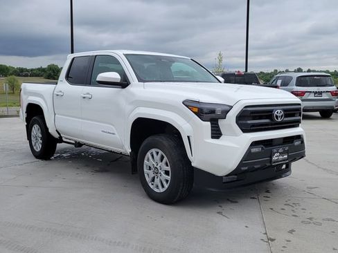Used 2024 Toyota Tacoma SR5 AWD/4WD image 7