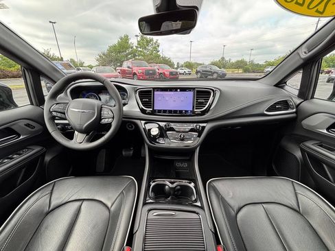 Used 2025 Chrysler Pacifica Limited FWD image 30