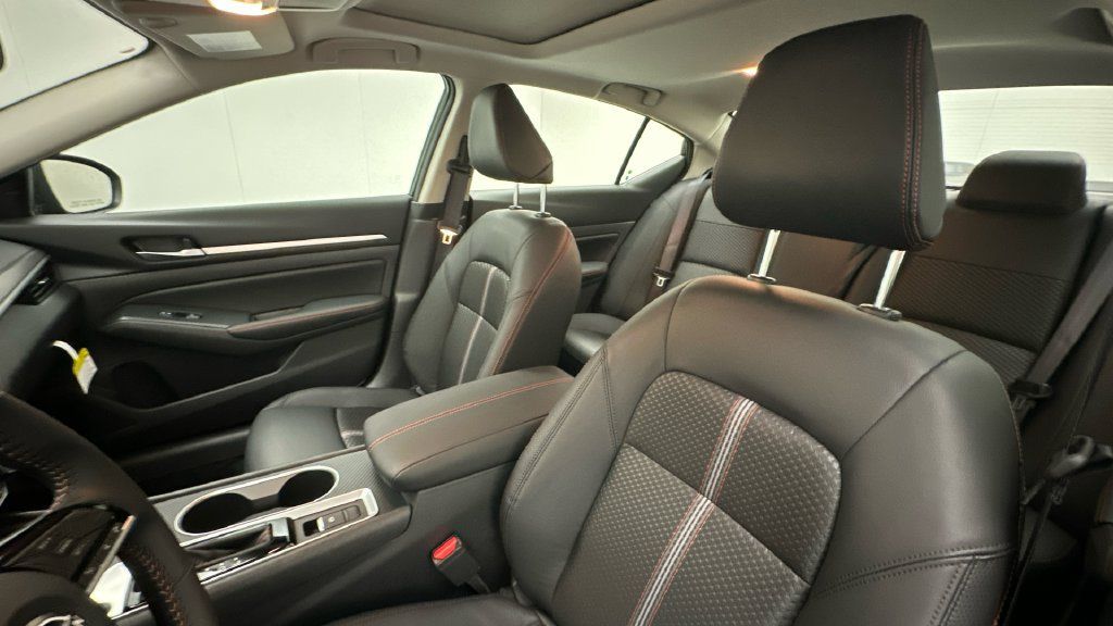 New 2026 Nissan Altima 2.5 SR w/ SR Midnight Edition Package AWD/4WD image 9