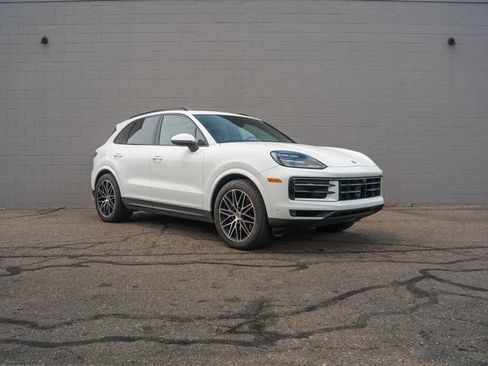 Certified 2024 Porsche Cayenne AWD/4WD image 9