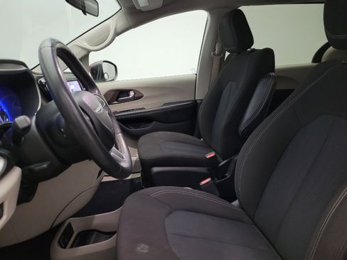 Used 2022 Chrysler Voyager LX FWD image 17