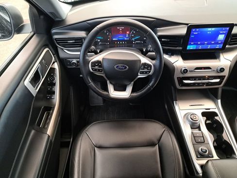 Used 2022 Ford Explorer XLT w/ Equipment Group 202A AWD/4WD image 16