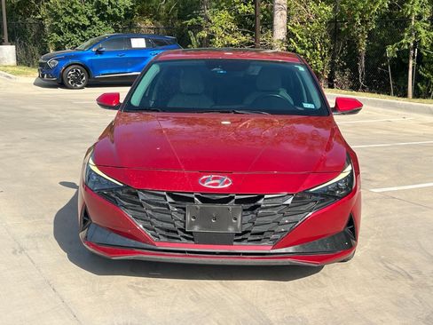 Used 2023 Hyundai Elantra Limited w/ Preferred Accessory Package FWD image 2