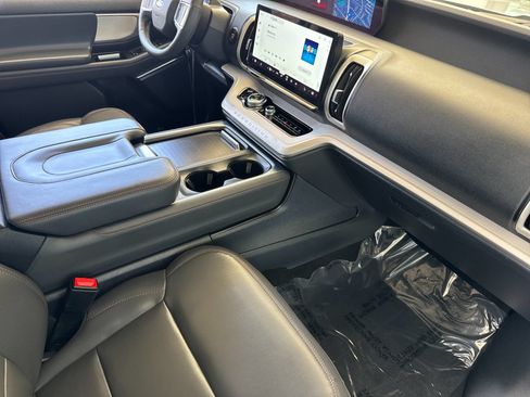 Used 2025 Ford Expedition Active AWD/4WD image 23