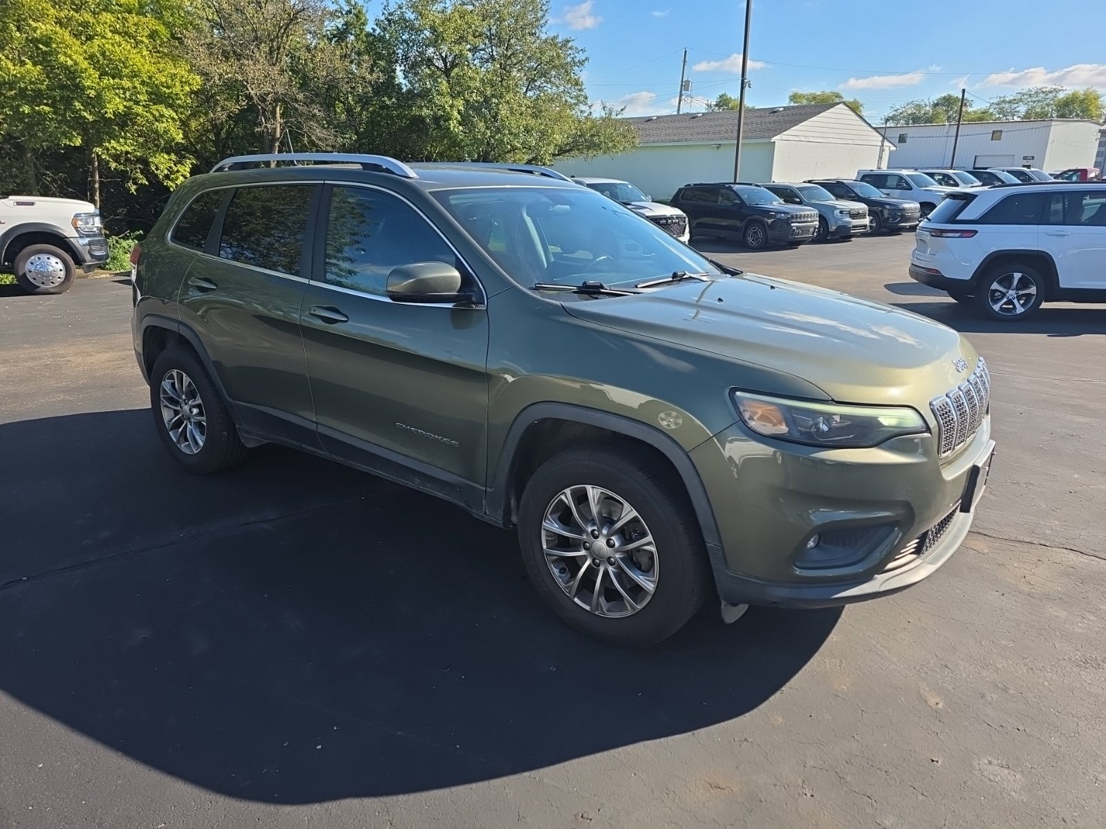 Used 2019 Jeep Cherokee Latitude Plus w/ Cold Weather Group AWD/4WD image 3