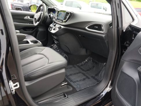 Used 2025 Chrysler Pacifica Select FWD image 27