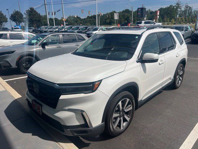 Used 2023 Honda Pilot Touring image 3