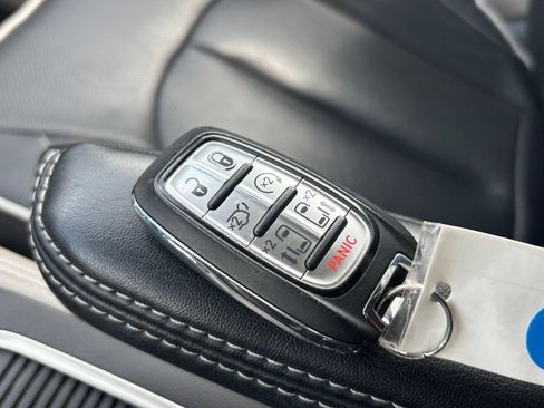 Used 2023 Chrysler Pacifica Limited FWD image 30