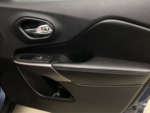 Used 2019 Jeep Cherokee Latitude Plus w/ Cold Weather Group AWD/4WD image 26