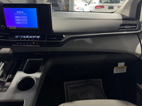 Used 2026 Toyota Sienna LE FWD image 29
