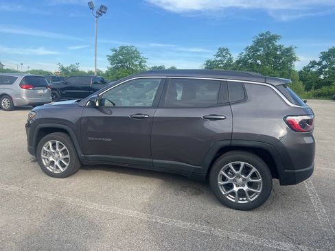 Used 2024 Jeep Compass Latitude w/ Sun and Sound Group AWD/4WD image 3