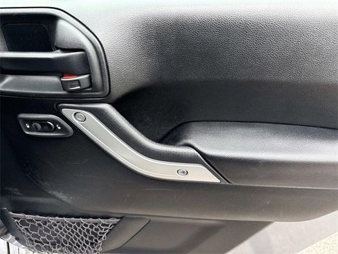 Used 2018 Jeep Wrangler Unlimited Rubicon w/ Connectivity Group image 22