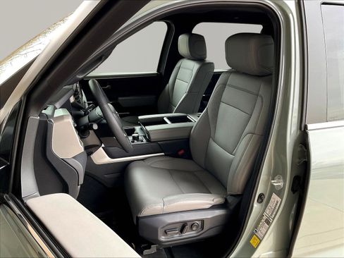 Used 2025 Toyota Tundra Limited AWD/4WD image 22