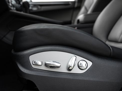 Certified 2025 Porsche Macan image 22