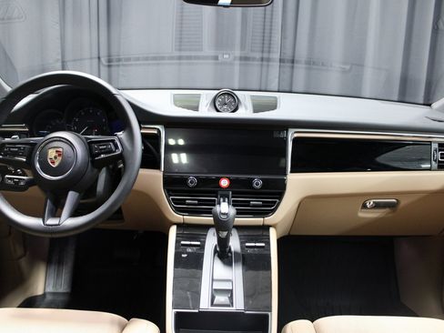 Certified 2025 Porsche Macan image 28