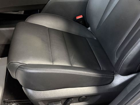 Used 2025 Nissan Rogue SL AWD/4WD image 28