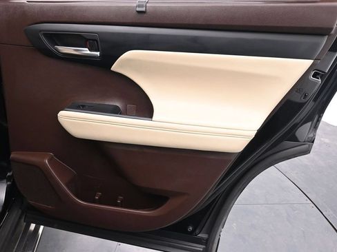 Used 2022 Toyota Highlander XLE AWD/4WD image 18
