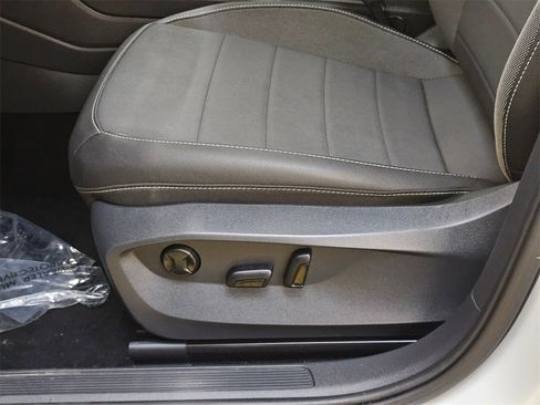 Used 2024 Volkswagen Taos SE image 24