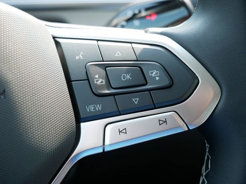 Certified 2025 Volkswagen Tiguan SE AWD/4WD image 14