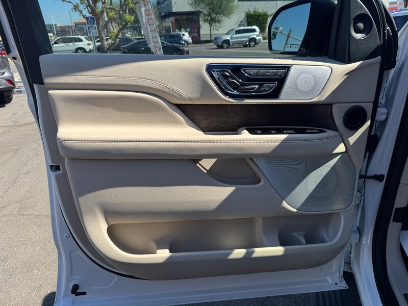 Used 2020 Lincoln Navigator L Reserve w/ Luxury Package AWD/4WD image 23