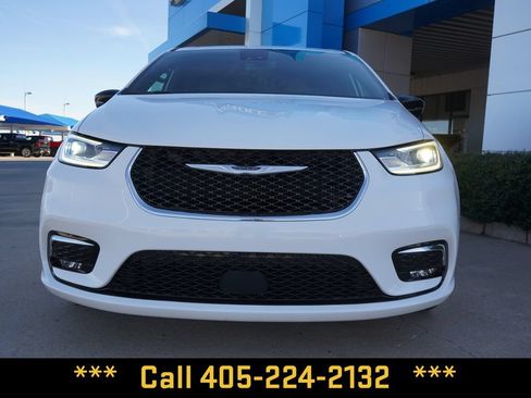 Used 2025 Chrysler Pacifica Select FWD image 3