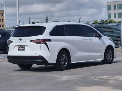 Used 2021 Toyota Sienna LE FWD image 6