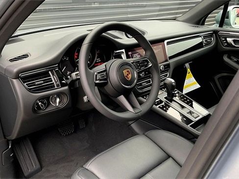 New 2025 Porsche Macan image 4