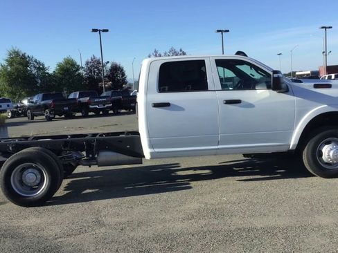 New 2024 RAM 3500 4x4 Crew Cab DRW image 9