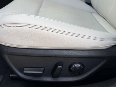 Used 2025 Genesis G70 2.5T image 13