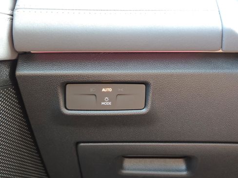 Used 2025 Volkswagen Tiguan SE image 13