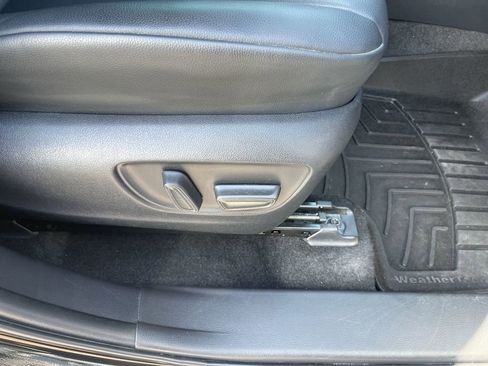 Used 2023 Toyota Highlander XLE AWD/4WD image 34
