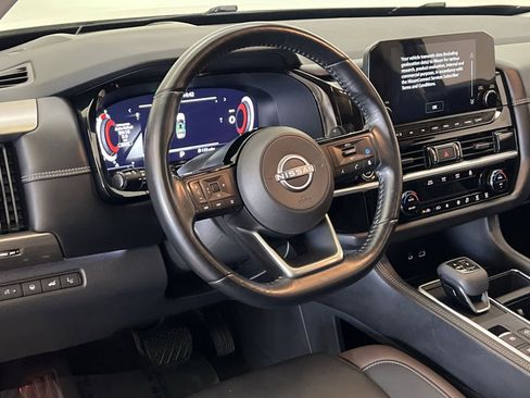 Used 2023 Nissan Pathfinder Platinum image 14