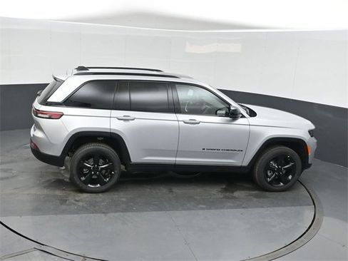 New 2025 Jeep Grand Cherokee Altitude image 27