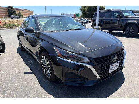 Used 2024 Nissan Altima 2.5 SV FWD image 2