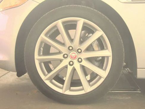 Used 2015 Jaguar XJ image 9