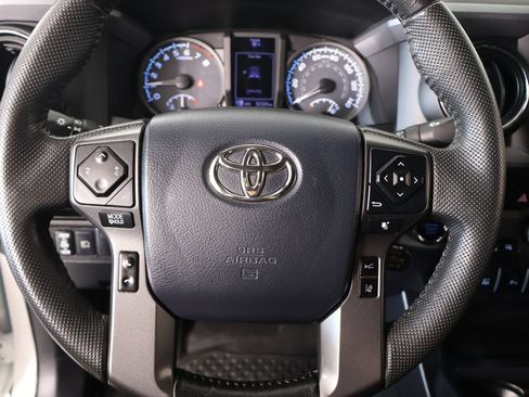 Used 2018 Toyota Tacoma TRD Off-Road w/ Technology Package AWD/4WD image 3