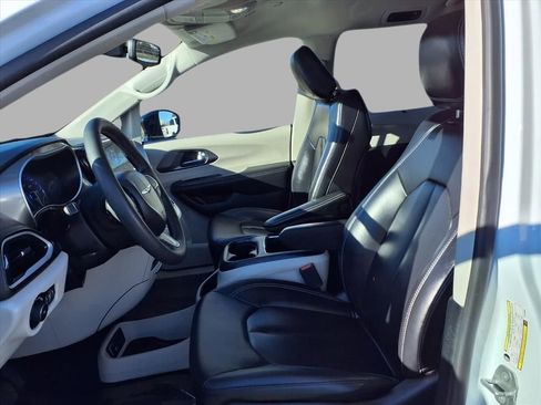 Used 2024 Chrysler Pacifica Touring-L image 22