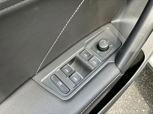 Used 2023 Volkswagen Tiguan SE AWD/4WD image 36