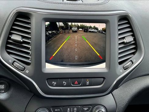 Used 2023 Jeep Cherokee Altitude Lux image 20