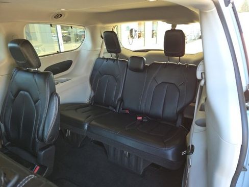 Used 2022 Chrysler Pacifica Touring-L image 94