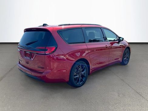 Used 2025 Chrysler Pacifica Limited FWD image 30