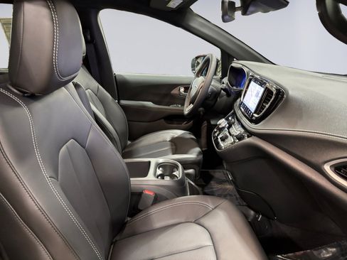 New 2025 Chrysler Pacifica Select w/ Uconnect Theater Family Group image 15