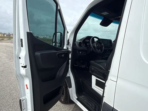 Used 2024 Mercedes-Benz Sprinter 2500 w/ Acoustic Package image 15