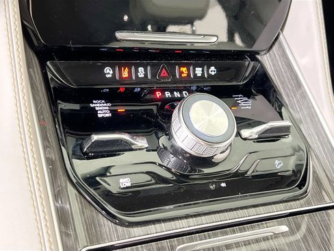 Used 2022 Jeep Wagoneer Series III w/ Rear Seat Video Group 1 image 17