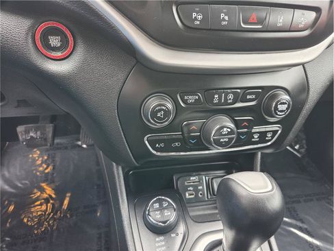 Used 2018 Jeep Cherokee Trailhawk AWD/4WD image 18