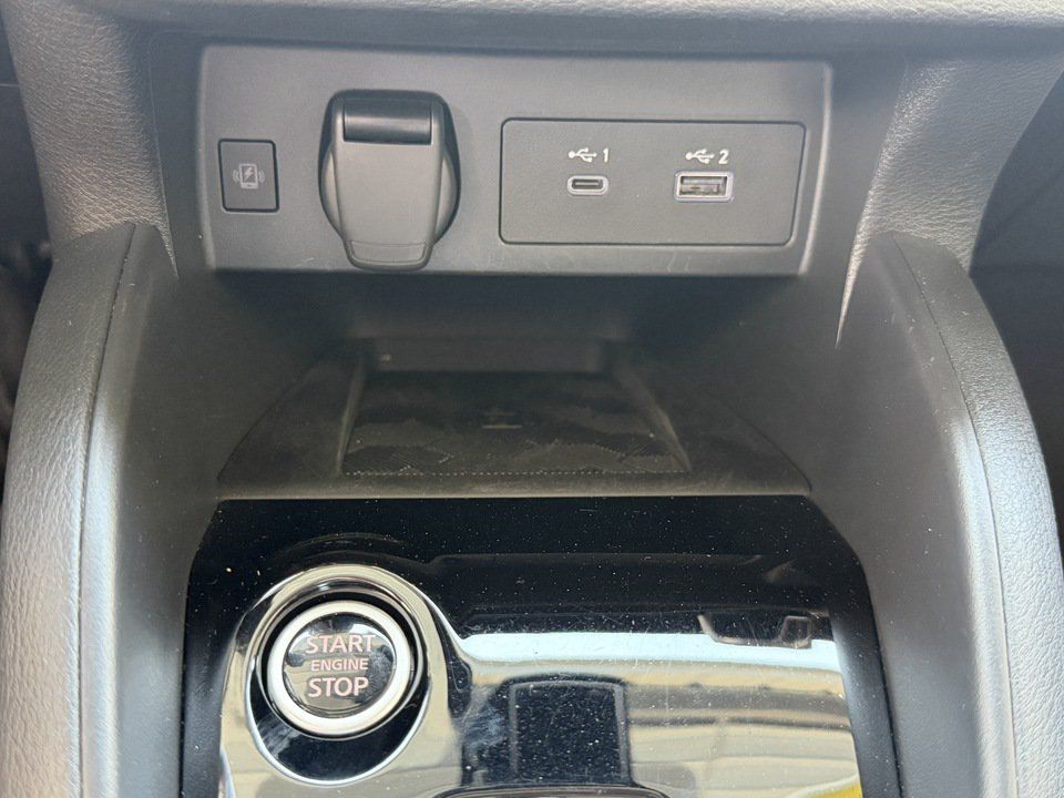 Used 2025 Nissan Versa SR FWD image 20