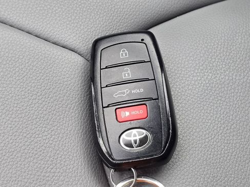 Used 2024 Toyota Highlander XLE AWD/4WD image 35