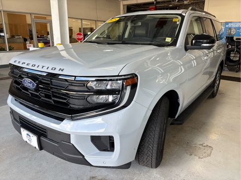 Used 2025 Ford Expedition Active AWD/4WD image 4