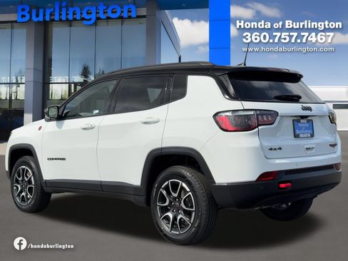 Used 2025 Jeep Compass Trailhawk AWD/4WD image 4